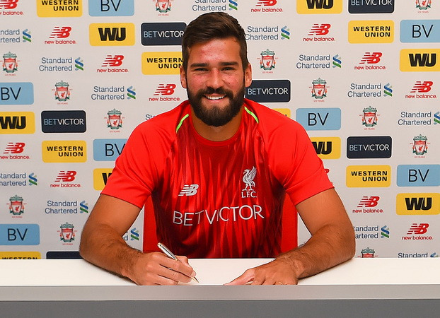 Liverpool chính thức sở hữu thủ thành đắt giá nhất thế giới ảnh 2