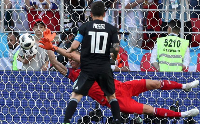 Thủ môn Iceland "nổ tưng bừng" sau khi cản cú sút 11m của Messi ảnh 1