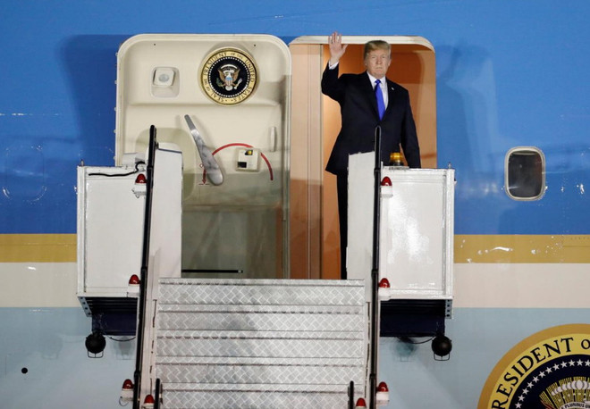 Video cận cảnh lễ đón Tổng thống Mỹ Donald Trump đến Singapore ảnh 2