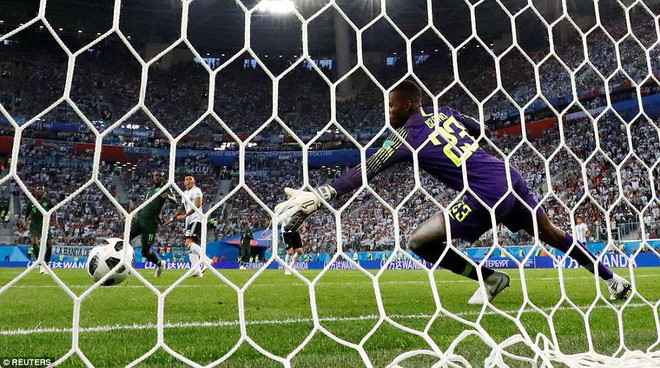 Tuyển Argentina lách khe cửa hẹp giành vé vào vòng knock-out ảnh 3