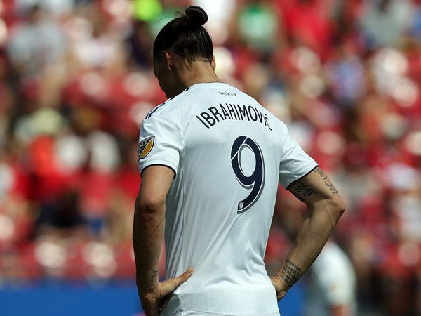 Cận cảnh Zlatan Ibrahimovic lĩnh thẻ đỏ trực tiếp vì tát đối thủ ảnh 1