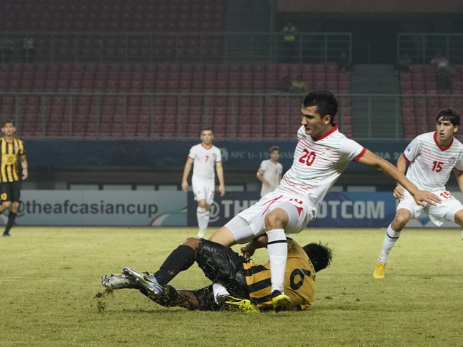 Cầu thủ U19 Malaysia vào bóng kinh hoàng khiến đối phương gãy chân ảnh 1