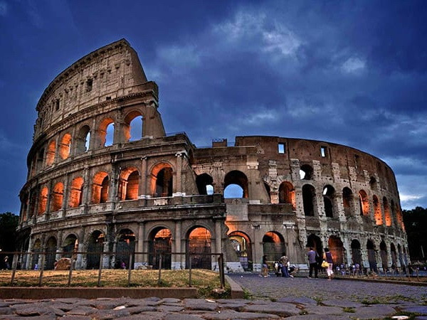 Du khách bị bắt vì gỡ gạch từ di tích đấu trường Colosseo làm kỷ niệm ảnh 1