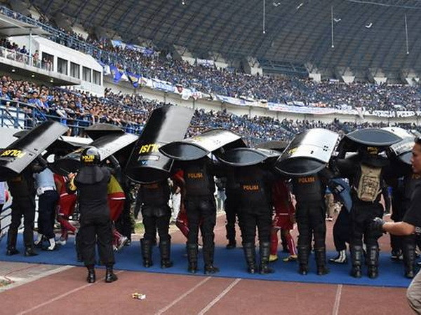 Một CĐV Indonesia bị fan của đội bóng kình địch đánh đến chết ảnh 1