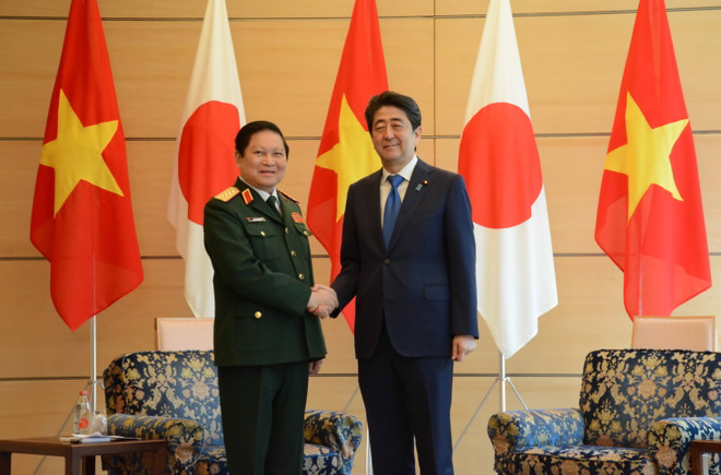 Thủ tướng Nhật Bản Shinzo Abe tiếp Đại tướng Ngô Xuân Lịch, Ủy viên Bộ Chính trị, Phó bí thư Quân ủy Trung ương, Bộ trưởng Bộ Quốc phòng Việt Nam trong chuyến thăm chính thức Nhật Bản. (Ảnh: Thành Hữu/TTXVN) Bộ trưởng Bộ Quốc phòng Ngô Xuân Lịch làm việc tại Nhật Bản ảnh 1