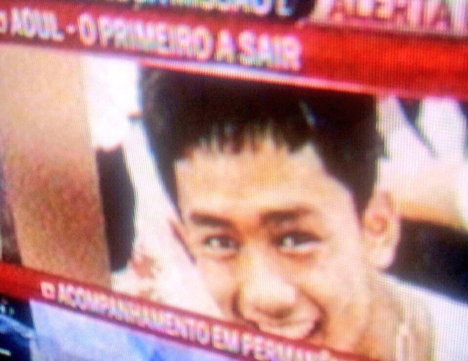 Hai thành viên của đội bóng thiếu niên Thái Lan được đưa ra ngoài hang ảnh 2