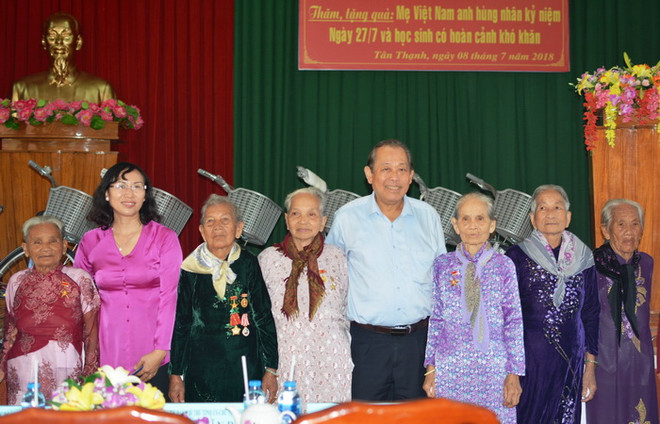 Phó Thủ tướng tặng quà Mẹ Việt Nam anh hùng tại Long An và Tiền Giang ảnh 1