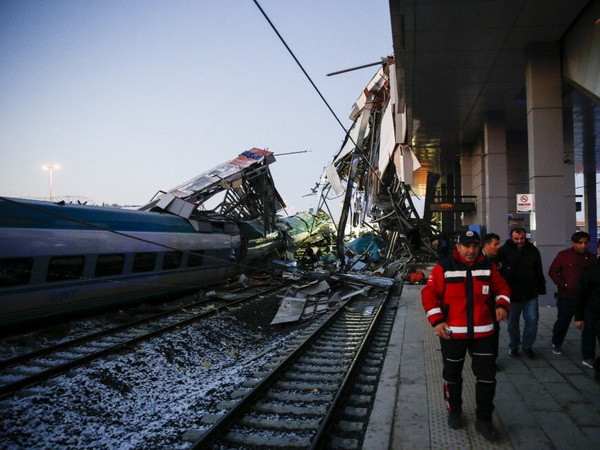 Tai nạn tàu cao tốc tại Thổ Nhĩ Kỳ: Hàng chục người thương vong ảnh 1