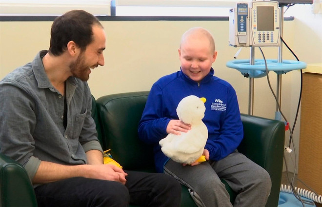 Robot vịt - 'thú cưng' thân thiết của các bệnh nhi ung thư ảnh 1