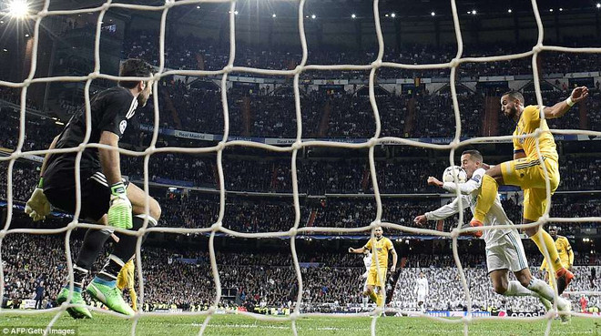 Pha bóng dẫn đến quả penalty gây tranh cãi. (Nguồn: AFP/Getty Images) Gianluigi Buffon "nổi điên" sau khi Juventus bị loại đầy cay đắng ảnh 2