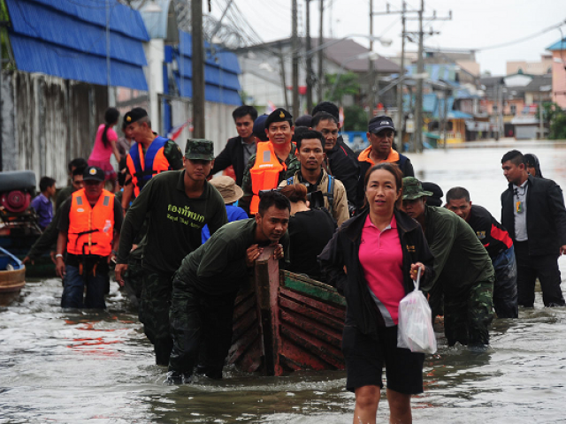 Thái Lan: Dùng bao cát và gạch để chặn cửa nhằm đối phó lũ ảnh 1