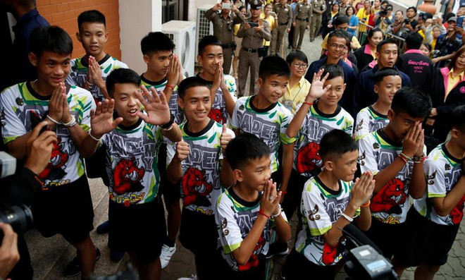 Thành viên đội bóng Thái Lan. (Nguồn: Reuters) Thành viên đội bóng thiếu niên Thái Lan xuất hiện trước công chúng ảnh 1