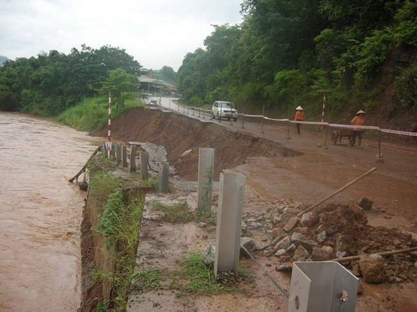 Khắc phục sự cố gây mất điện và sạt lở trên Quốc lộ 6 qua Sơn La ảnh 1