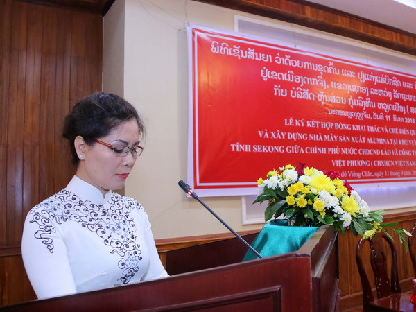 Tổng giám đốc Tập đoàn đầu tư Việt Phương, bà Phương Minh Huệ đang phát biểu tại buổi lễ. (Ảnh: Kiên Phạm/Vietnam+) Việt Nam triển khai dự án khai thác mỏ lớn nhất tại Lào ảnh 2
