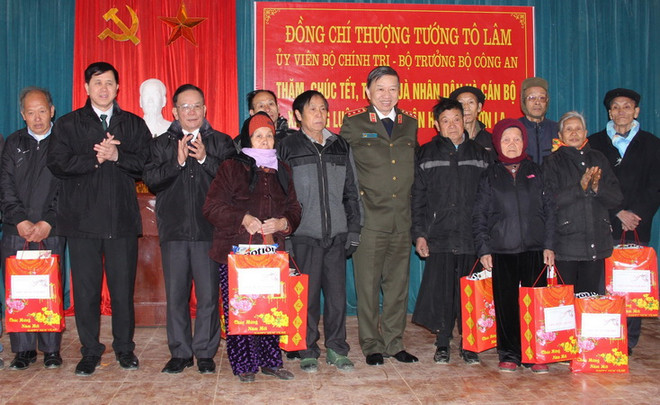 Bộ trưởng Bộ Công an Tô Lâm thăm và tặng quà Tết tại Sơn La ảnh 1