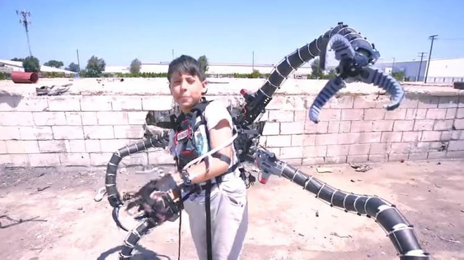 Triệu phú thiếu niên chế tạo thành công bộ đồ giống Tiến sỹ Bạch Tuộc ảnh 1