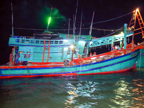 Quảng Nam: Kịp thời cứu nạn tàu câu mực bị hỏng máy trên biển ảnh 1