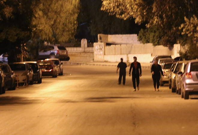 Người dân đi lại trên đường phố Damascus. (Nguồn: AFP) 3 dân thường bị thương trong cuộc không kích của Mỹ, Anh, Pháp ảnh 1