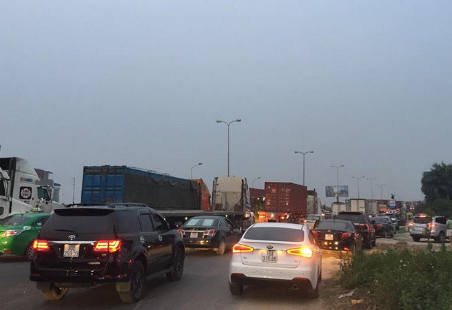 Hải Dương: Tai nạn ôtô khiến quốc lộ 5 ách tắc kéo dài khoảng 2km ảnh 1