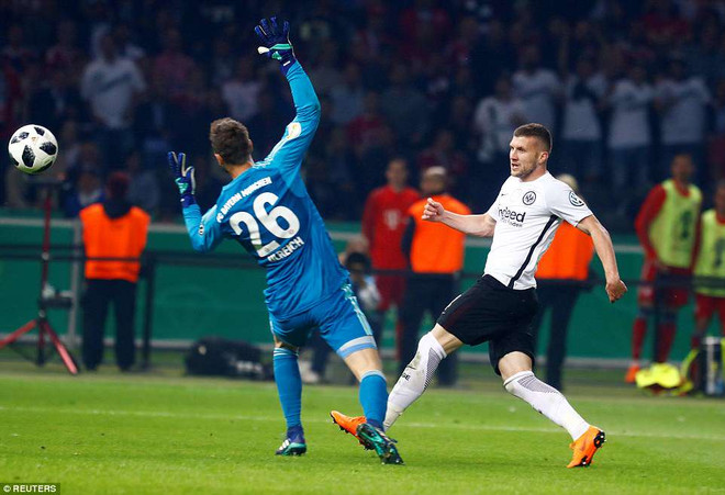 Thắng sốc Bayern, Frankfurt giành DFB Cup sau 30 năm chờ đợi ảnh 2