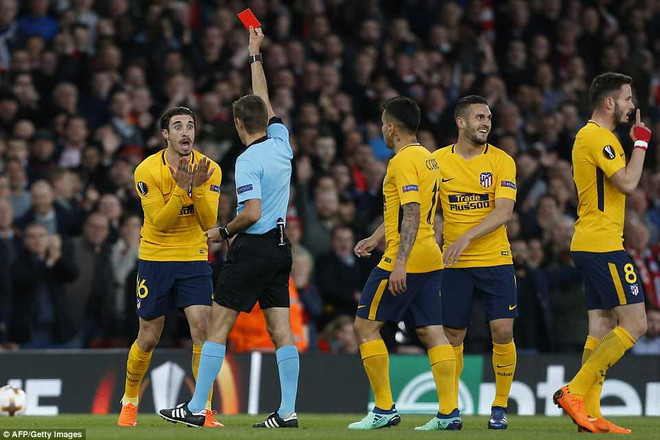 Sime Vrsaljko sớm phải rời sân với tấm thẻ đỏ. Thi đấu hơn người, Arsenal vẫn bị Atletico cầm hòa ở Emirates ảnh 2