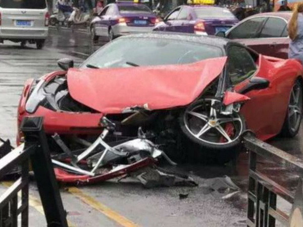 Chiếc Ferrari hơn 600.000 USD tan tành chỉ vài phút sau khi thuê ảnh 1