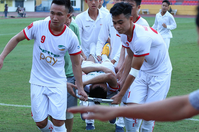 Video cận cảnh chấn thương kinh hoàng của cầu thủ Viettel ảnh 1