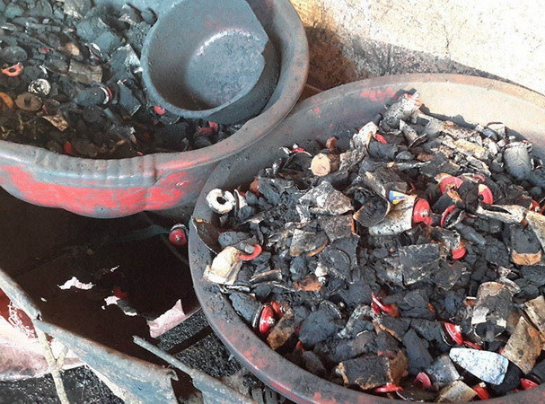 Pha trộn lõi pin, hóa chất để "làm đẹp" càphê bán ra thị trường ảnh 1