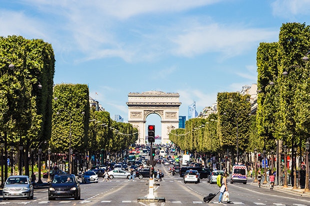 Cảnh sát Pháp điều tra chiếc xe ôtô khả nghi ở đại lộ Champs Elysees ảnh 1