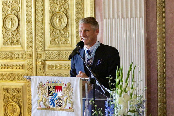 Bastian Schweinsteiger nhận huân chương Merit của bang Bavaria ảnh 2