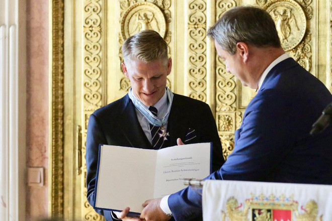 Bastian Schweinsteiger nhận huân chương Merit của bang Bavaria ảnh 1