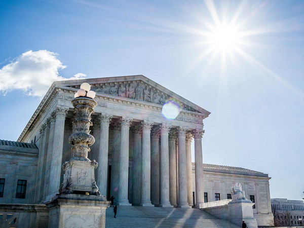 Tòa án Tối cao Mỹ ủng hộ lệnh cấm nhập cảnh với một số nước Hồi giáo ảnh 1