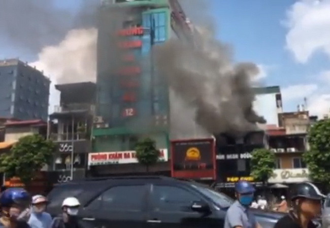 Hà Nội: Kịp thời dập tắt vụ hỏa hoạn tại nhà hàng trên phố Kim Mã ảnh 1