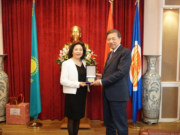 Bộ trưởng Bộ Công an Tô Lâm thăm Đại sứ quán Việt Nam tại Kazakhstan ảnh 1
