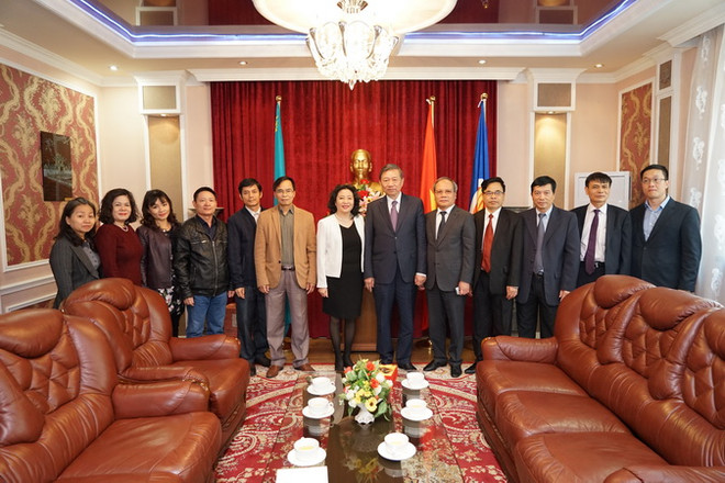 Bộ trưởng Bộ Công an Tô Lâm thăm Đại sứ quán Việt Nam tại Kazakhstan ảnh 2