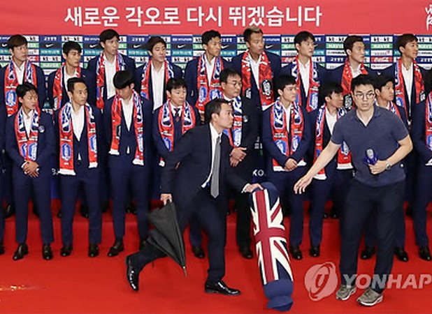 Cầu thủ đội tuyển Hàn Quốc bị ném trứng thối khi trở về nước ảnh 1