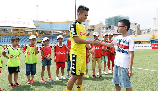 Dàn sao tuyển U23 Việt Nam giao lưu cùng các em nhỏ dịp 1/6 ảnh 1