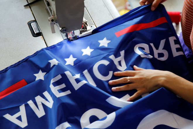 Nhà máy Trung Quốc sản xuất hàng loạt cờ ủng hộ ông Trump tái tranh cử ảnh 3