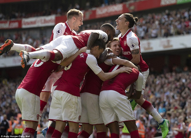 Arsenal giành chiến thắng tưng bừng. (Nguồn: Daily Mail) Arsenal thắng hủy diệt sau tuyên bố chia tay của 'Giáo sư' Wenger ảnh 1