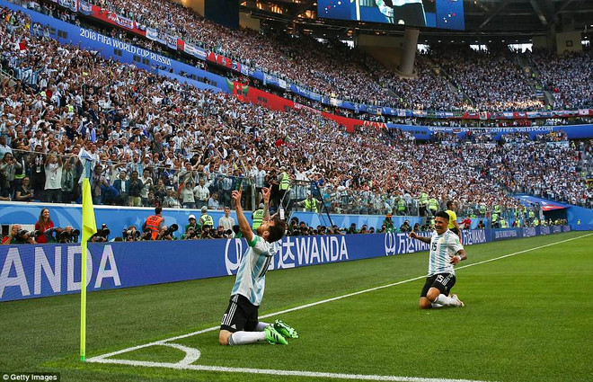 Tuyển Argentina lách khe cửa hẹp giành vé vào vòng knock-out ảnh 2