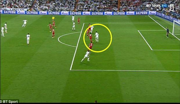 Hình ảnh mà người Bayern vẫn chưa thể quên ở trận tứ kết năm ngoái giữa Real và Bayern. Zidane 'lãng quên' quá khứ, nhưng Bayern Munich thì không ảnh 2