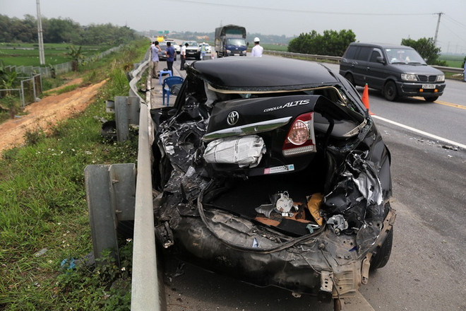 Xe container va chạm xe công vụ trên cao tốc Nội Bài-Lào Cai ảnh 2