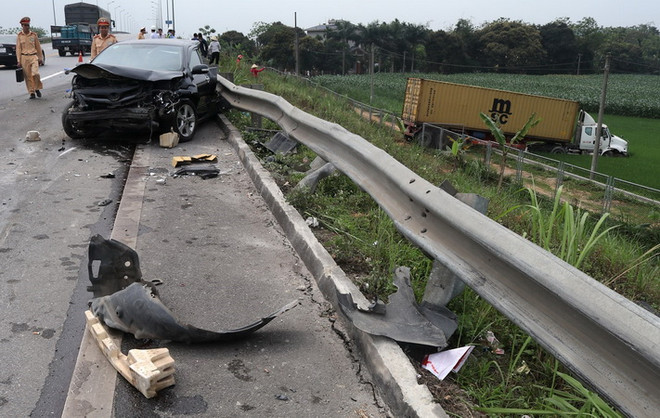 Xe container va chạm xe công vụ trên cao tốc Nội Bài-Lào Cai ảnh 1