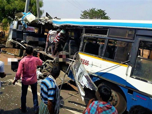 Ấn Độ: Xe tải đâm xe khách khiến gần 30 người thương vong ảnh 1