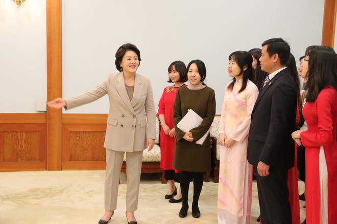 Phu nhân Tổng thống Hàn Quốc Moon Jae-in gặp gỡ sinh viên Việt Nam ảnh 2