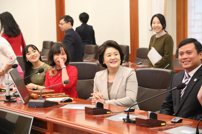 Phu nhân Tổng thống Hàn Quốc Moon Jae-in gặp gỡ sinh viên Việt Nam ảnh 3