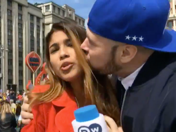 CĐV Nga xin lỗi về hành vi sàm sỡ nữ phóng viên đang tác nghiệp ảnh 1