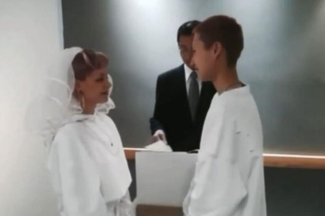 Con gái Thành Long xác nhận kết hôn với bạn gái người Canada ảnh 2