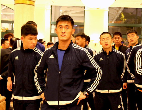 Tuyển Triều Tiên đặt chân tới Hà Nội, sẵn sàng 'thử lửa' với Việt Nam ảnh 1