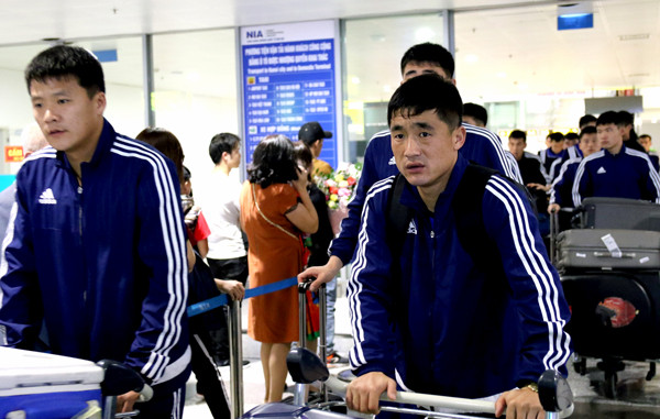 Tuyển Triều Tiên đặt chân tới Hà Nội, sẵn sàng 'thử lửa' với Việt Nam ảnh 3